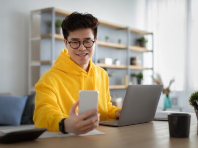 Ongemakkelijke, warme formele kleding dragen op kantoor